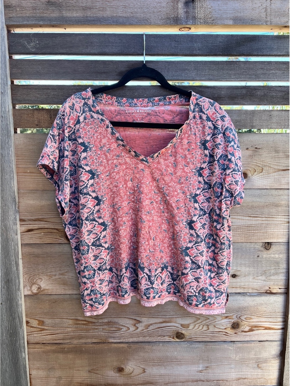 Lucky Brand Women's Large V-Neck Floral Pattern Short Sleeve Top in Coral and N